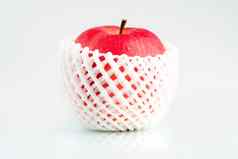 红色的苹果水滴皮肤白色防震的泡沫网包装孤立的白色背景复制空间健康的水果健康的食物概念素食主义者食物