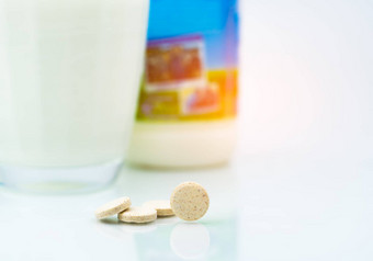 甜味牛奶平板电脑玻璃牛奶牛奶瓶白色背景钙食物产品牛牛奶健康的骨