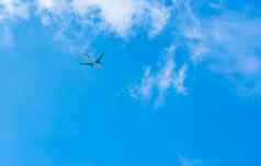 飞机蓝色的天空白色云商业航空公司飞行蓝色的天空旅行飞行假期航空运输