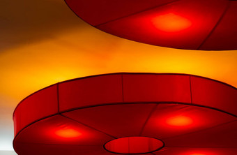 室内天花板红色的灯黑暗背景晚上室内照明概念红色的灯天花板墙室内体系结构