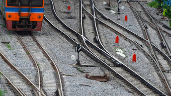 火车跟踪交通标志铁路旅程火车当地的运输旅行夏天火车结铁路跟踪运输工业生活概念