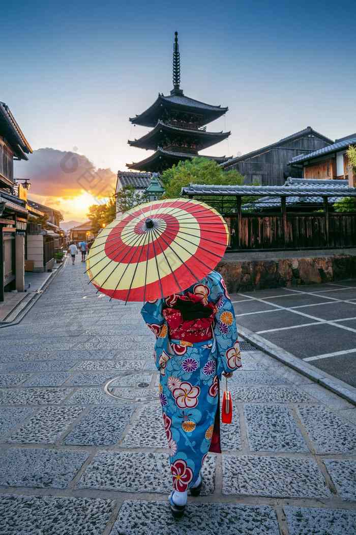 女人穿日本传统的和服伞宝塔真相扎卡街京都