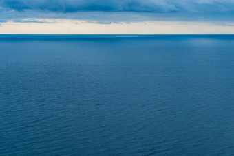 蓝色的海水视图地平线云简洁的海景