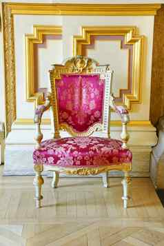 古董粉红色的丝绸黄金框架椅子