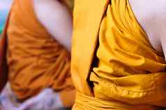 黄色的袍佛教僧侣