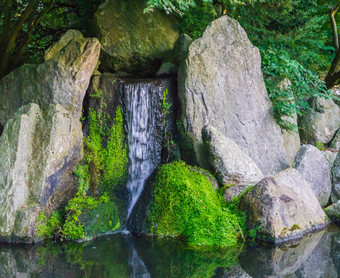 美丽的瀑布流媒体水大石头覆盖绿色莫斯和平自然风景背景