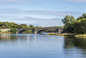 风景优美的拱桥桥12月duthie公园阿伯丁苏格兰
