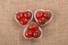 红色的樱桃Tomatos心形状的碗