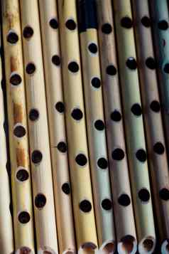 几十个手工制作的竹子长笛显示