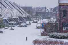 街道荷兰村冷冬天一天雪天气现代社区荷兰冬天季节