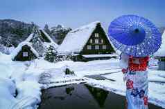 亚洲女人穿日本传统的和服shirakawa-go村冬天联合国教科文组织世界遗产网站日本