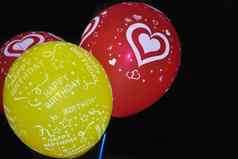 集飞行气球粉红色的绿色红色的颜色飞行生日氦气球孤立的黑色的背景聚会，派对庆祝活动装饰概念