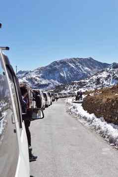 交通小时高速公路堵塞由于降雪索姆戈湖旅游车辆排爬一步山地区喜玛拉雅山谷