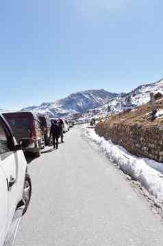 交通小时高速公路堵塞由于降雪索姆戈湖旅游车辆排爬一步山地区喜玛拉雅山谷