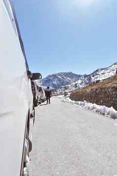 交通小时高速公路堵塞由于降雪索姆戈湖旅游车辆排爬一步山地区喜玛拉雅山谷