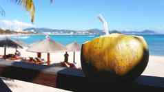椰子水喝热带海滩