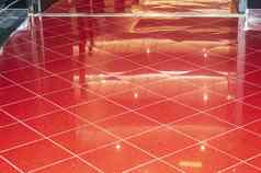 闪亮的红色的大理石地板上奢侈品办公室酒店游说团体地板上瓷砖反射背景
