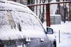 雪覆盖占领华尔街汽车停车很多城市场景暴风雪清洁汽车雪