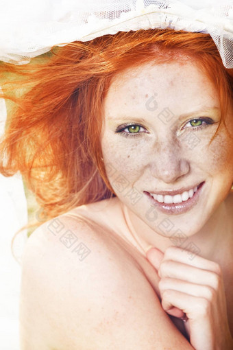 阳光明媚的肖像红色头发的人