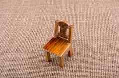 棕色（的）颜色木玩具椅子