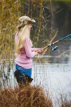 女人钓鱼