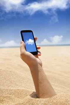 聪明的电话手海滩视图云计算概念