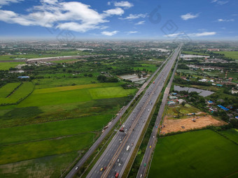 空中视图农村树覆盖农村高速公路路