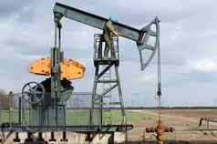 石油燃料行业石油工人站泵杰克