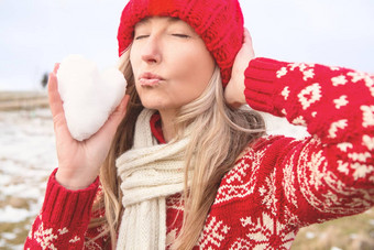 女持有雪球形状心吹吻