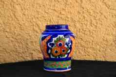 塔拉韦拉的手绘陶瓷Jar