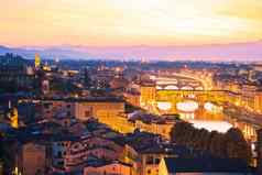 弗洛伦斯城市景观亚诺河河桥梁日落视图