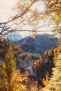 美丽的自然欧洲阿尔卑斯山脉景观视图高山山湖村秋天季节旅行目的地