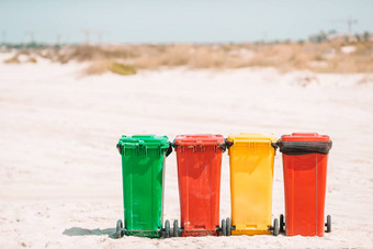 塑料容器垃圾排序海滩