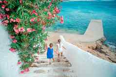 家庭假期欧洲父亲孩子们街典型的希腊传统的村米克诺斯岛希腊