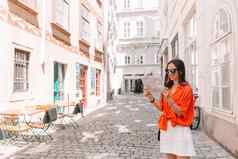 年轻的女人城市地图城市旅行旅游女孩地图维也纳在户外假期欧洲
