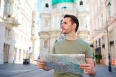 男人。旅游城市地图背包欧洲街高加索人男孩地图欧洲城市