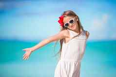 美丽的女孩衣服海滩有趣的有趣的女孩享受夏天假期