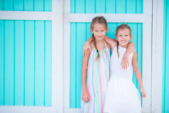可爱的女孩夏天假期背景传统的色彩斑斓的加勒比房子