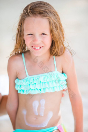 女孩有趣的热带海滩<strong>懒人</strong>微笑绘画防晒霜