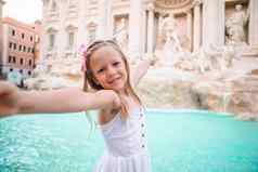 可爱的女孩背景特莱维喷泉罗马意大利