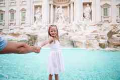可爱的女孩背景特莱维喷泉罗马意大利