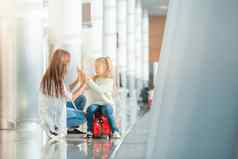 快乐妈妈女孩登机通过机场