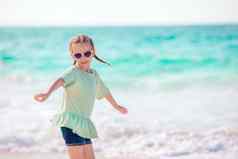 美丽的女孩海滩有趣的有趣的女孩享受夏天假期
