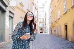 女人走城市年轻的有吸引力的旅游在户外欧洲城市