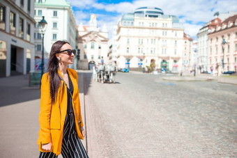 女人走城市年轻的有吸引力的旅游在户外欧洲城市