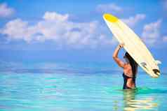美丽的冲浪者女人冲浪夏天假期