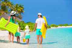 快乐美丽的家庭白色海滩空气床垫