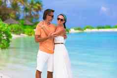 年轻的快乐夫妇海滩假期马尔代夫