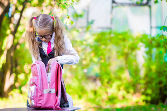 可爱的女学生背包回来学校户外