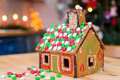 姜饼房子装饰色彩斑斓的糖果背景圣诞节树灯